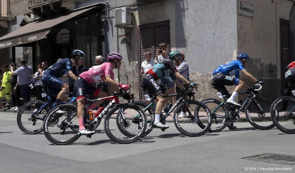 Démare wint massasprint in vijfde Giro-etappe in Messina