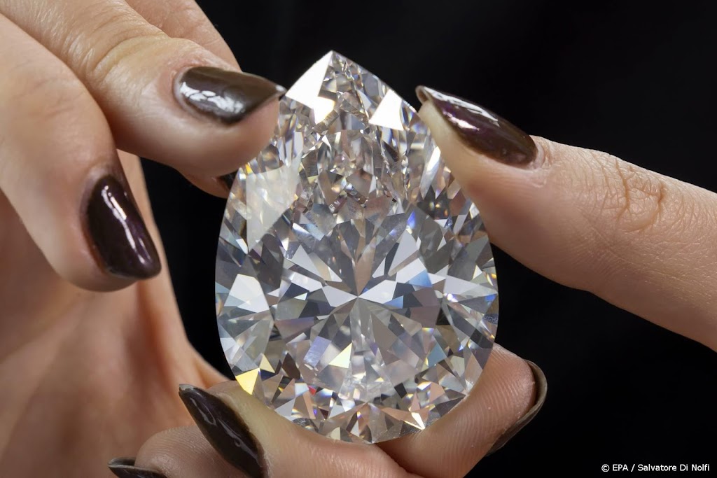 Grootste witte diamant ooit geveild brengt minder op dan verwacht