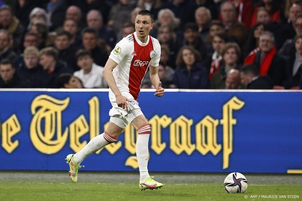 Ajax begint met Berghuis aan kampioenswedstrijd tegen Heerenveen 