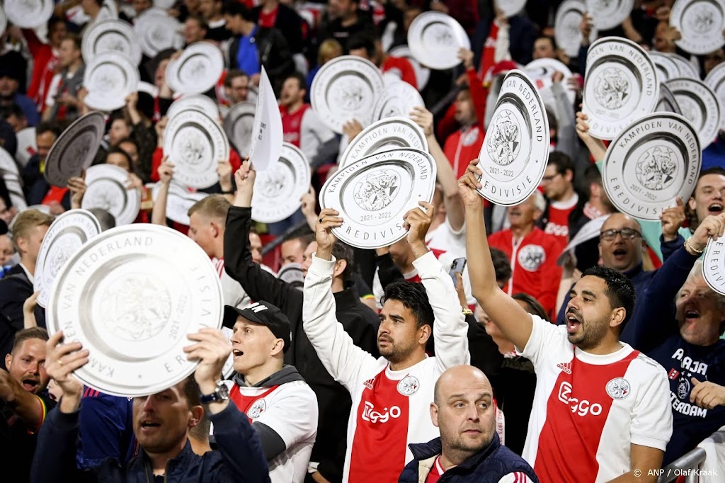 Recordkampioen Ajax viert voor eigen publiek 36e landstitel