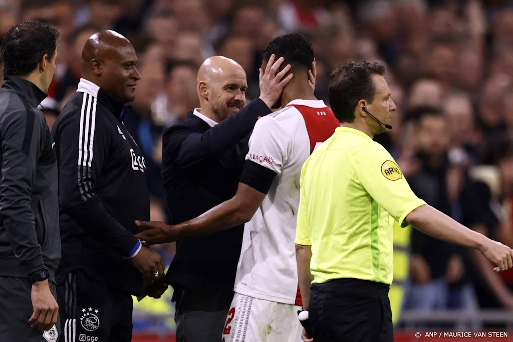 Ten Hag neemt met drie landstitels op rij afscheid van Ajax