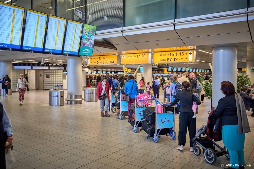 Meer reizigers Schiphol in meivakantie, minder wachttijd