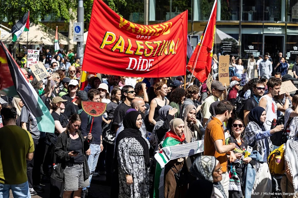 Pro-Palestijnse mars eindigt op het Museumplein in Amsterdam