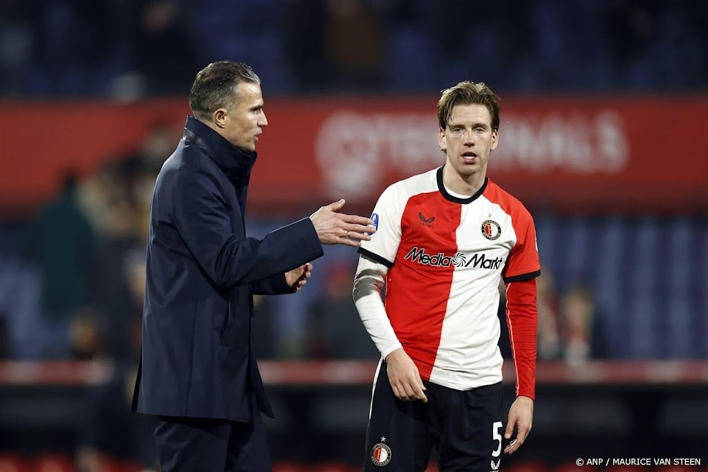 Feyenoord begint topper tegen PSV met Smal als linksback 
