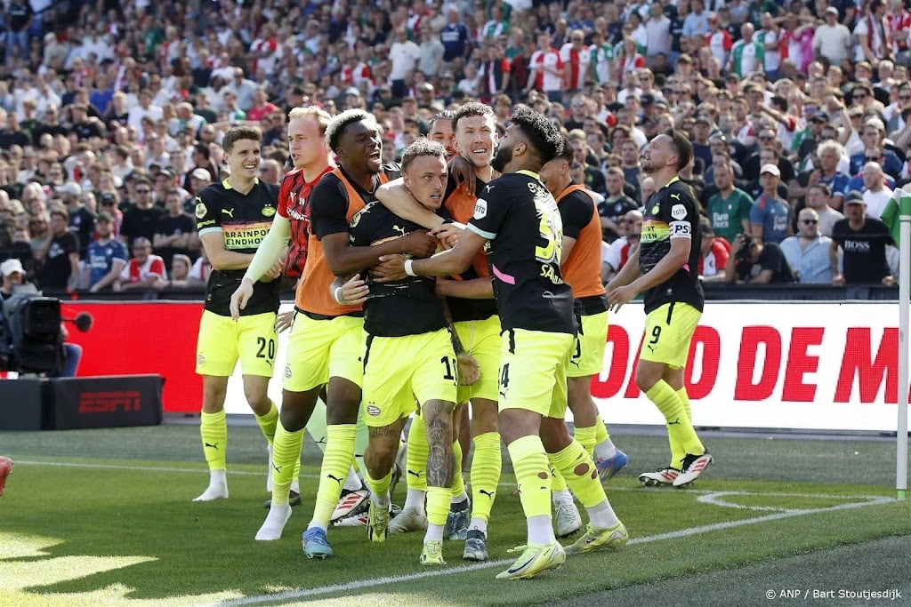 PSV houdt met winst in De Kuip titelrace met Ajax open 