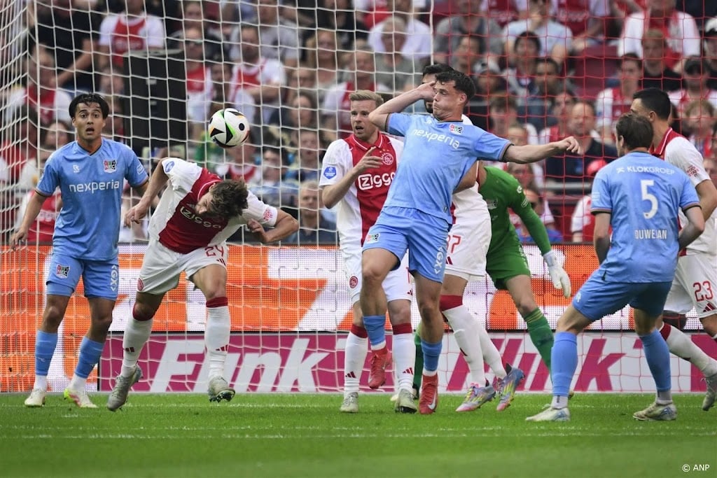 Ajax gaat fors onderuit tegen NEC en zet landstitel op het spel  
