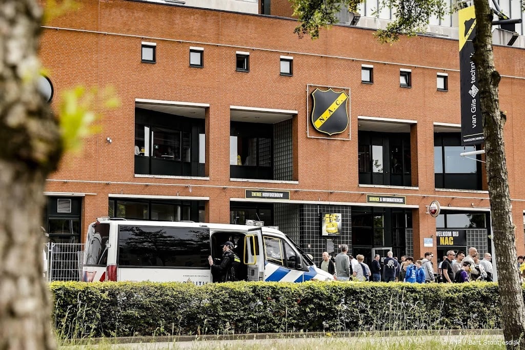 Elf aanhoudingen na ongeregeldheden rond NAC - Heerenveen