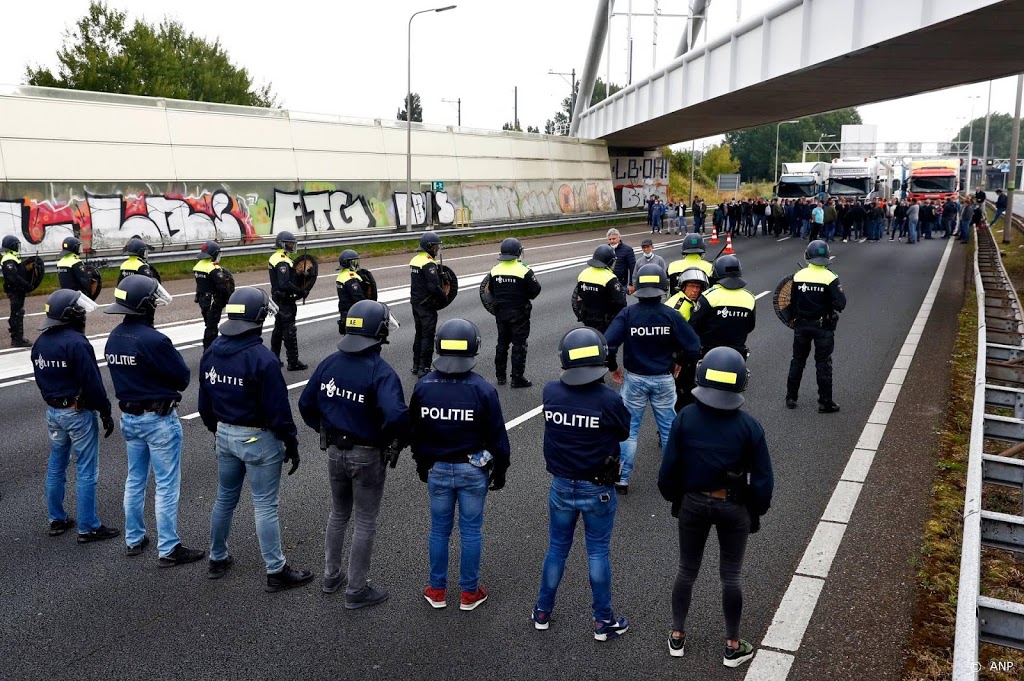 Politie tegenover kermisexploitanten op snelweg Den Haag