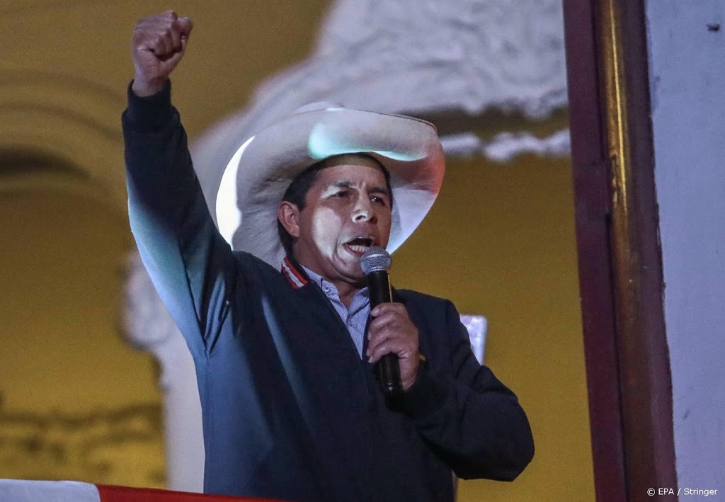 Linkse presidentskandidaat Peru krijgt net de meeste stemmen