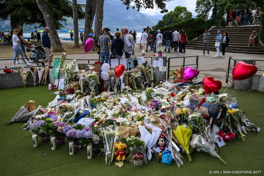 Inwoners Annecy betuigen steun aan slachtoffers steekpartij