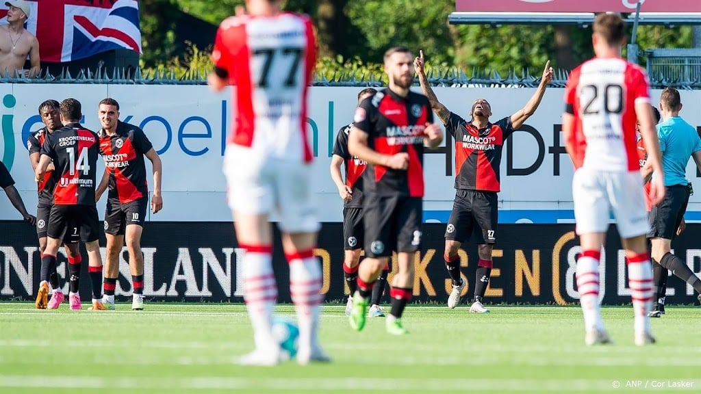 Almere City FC wint bij FC Emmen en promoveert naar de Eredivisie