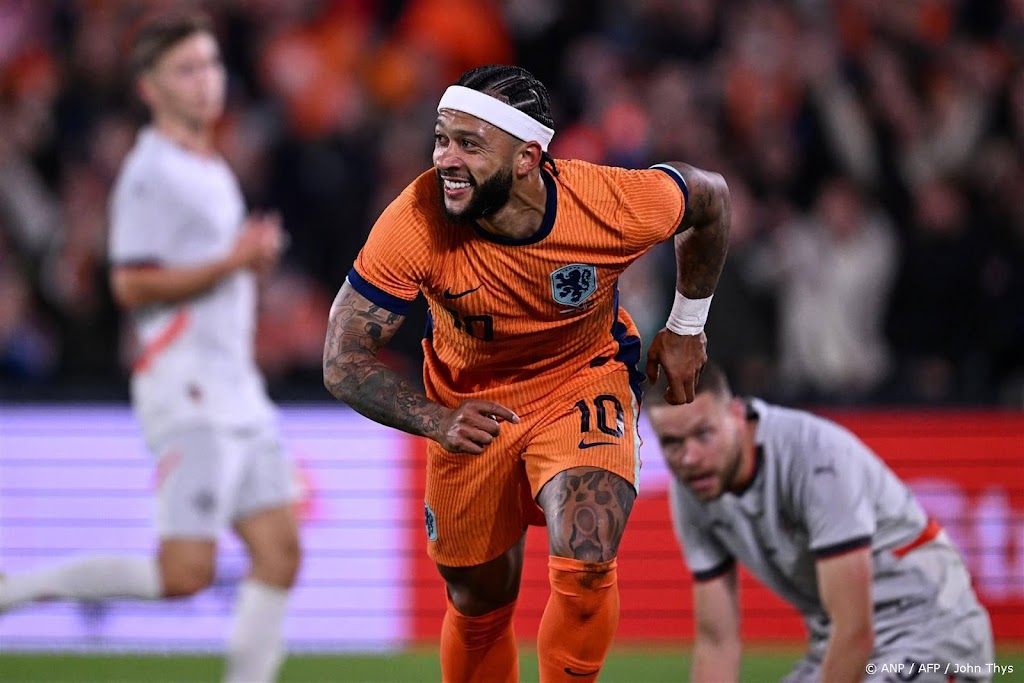 Oranjespeler Memphis Depay veroorzaakt run op witte zweetbanden