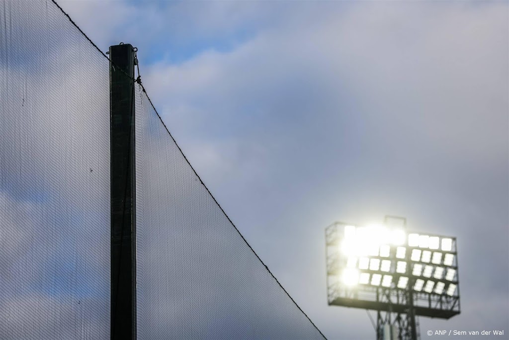 Feyenoord haalt palen en netten weg rond veld in De Kuip