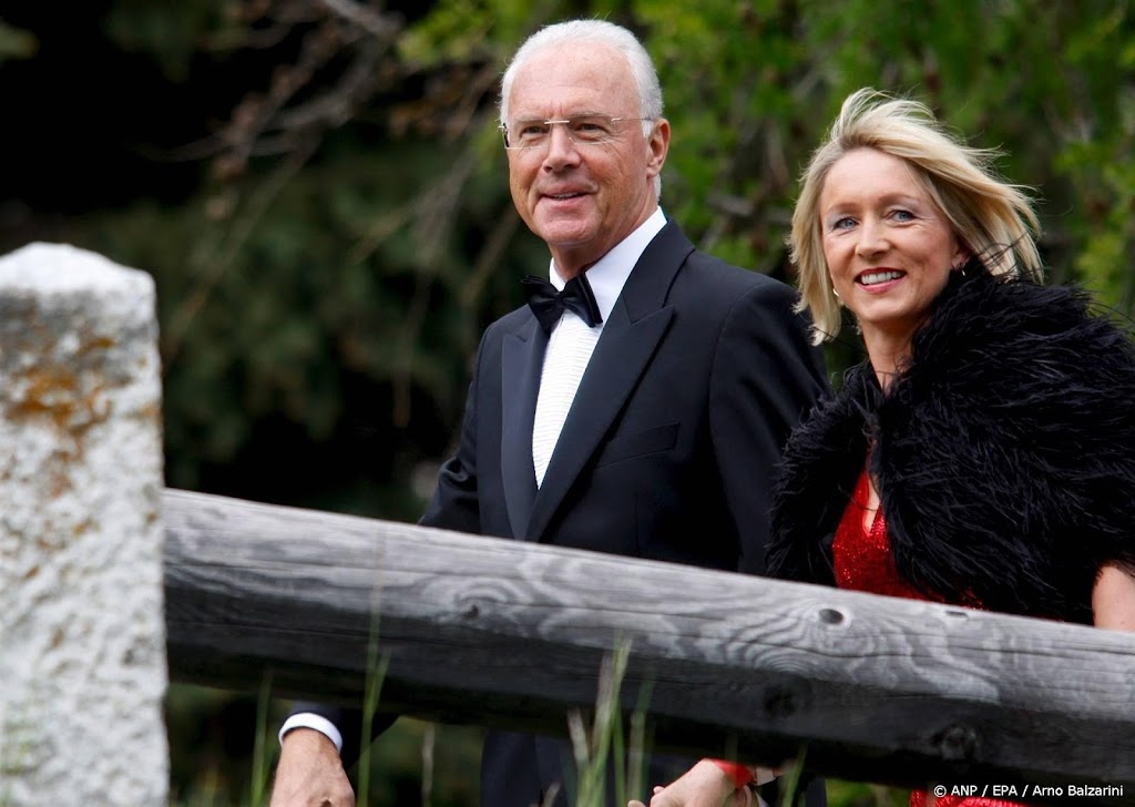Weduwe Beckenbauer draagt beker voor openingsceremonie EK