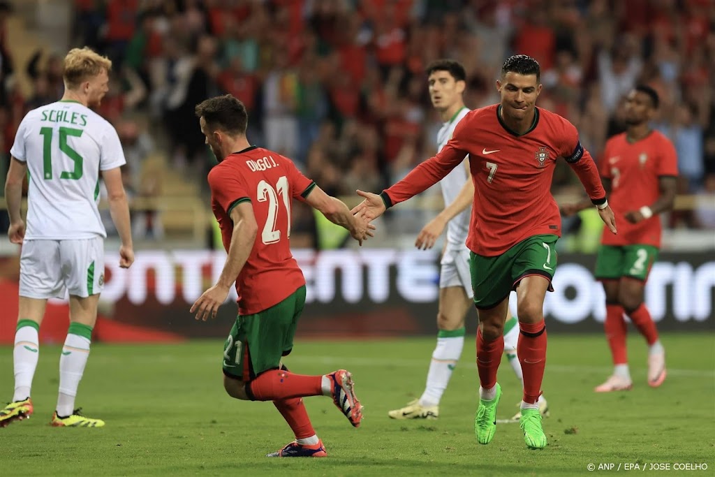 Uitblinkende Ronaldo met Portugal langs Ierland