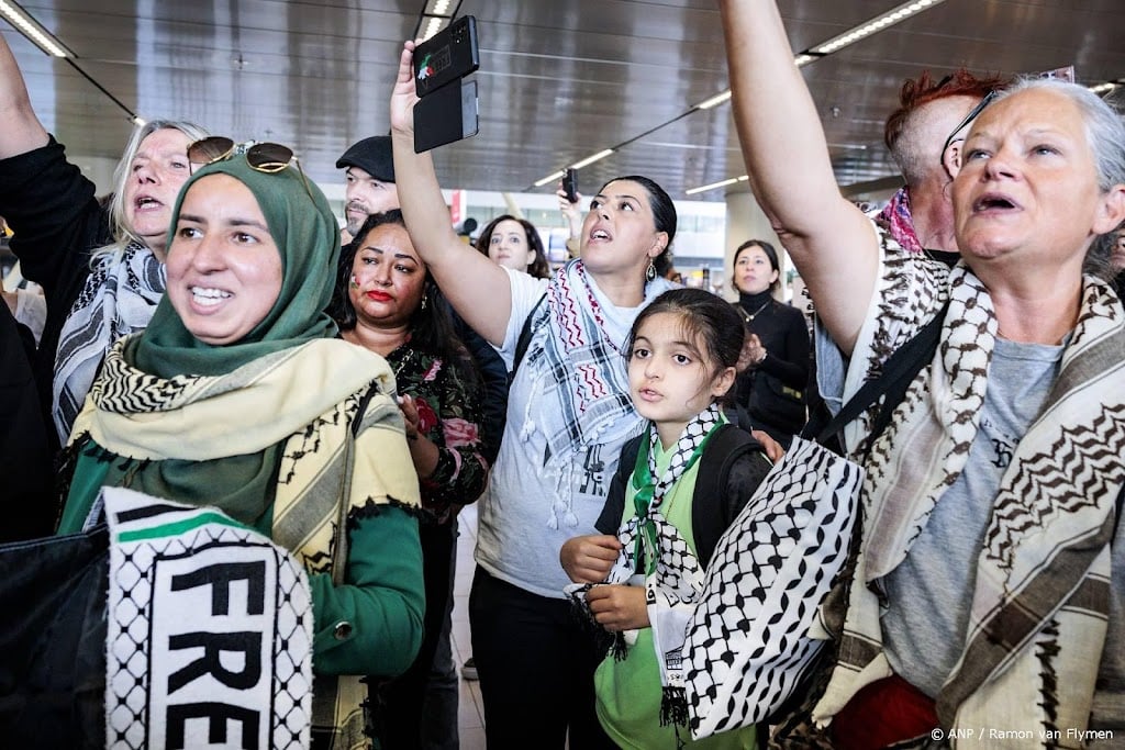 Nederlandse delegatie Gaza-mars uitgezwaaid op Schiphol
