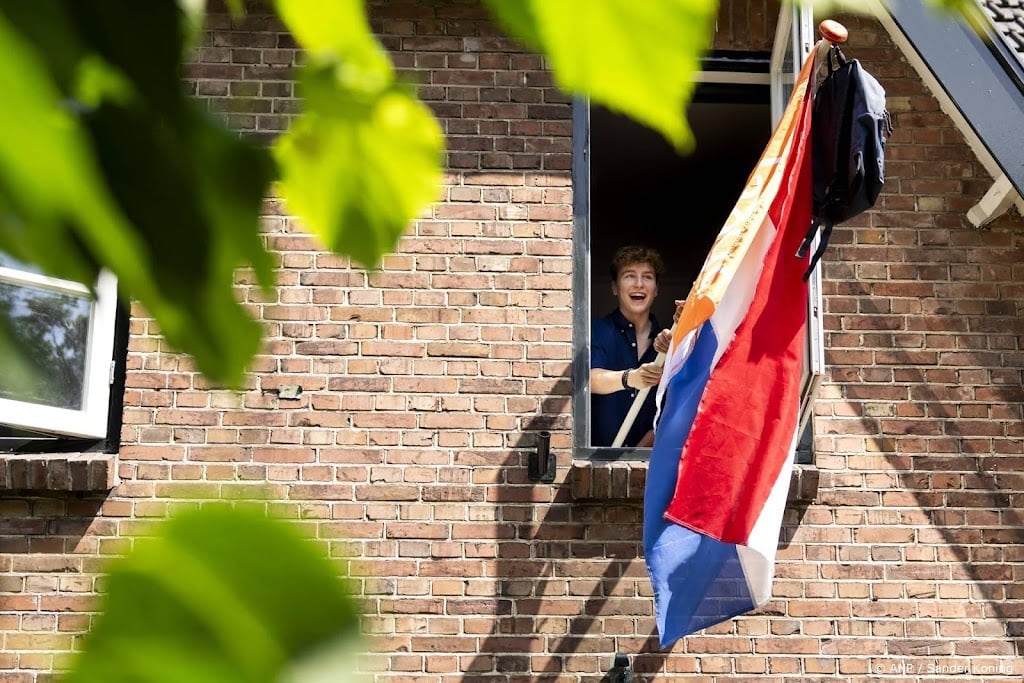 Middelbare scholieren horen of ze geslaagd zijn en kunnen vlaggen