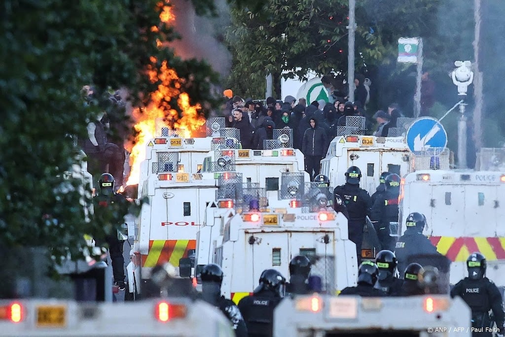 Twaalf agenten gewond na nieuwe rellen in Noord-Ierland
