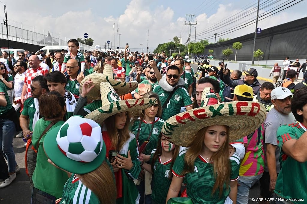 Tienduizenden Mexicaanse fans vroeg bij stadion voor opening WK