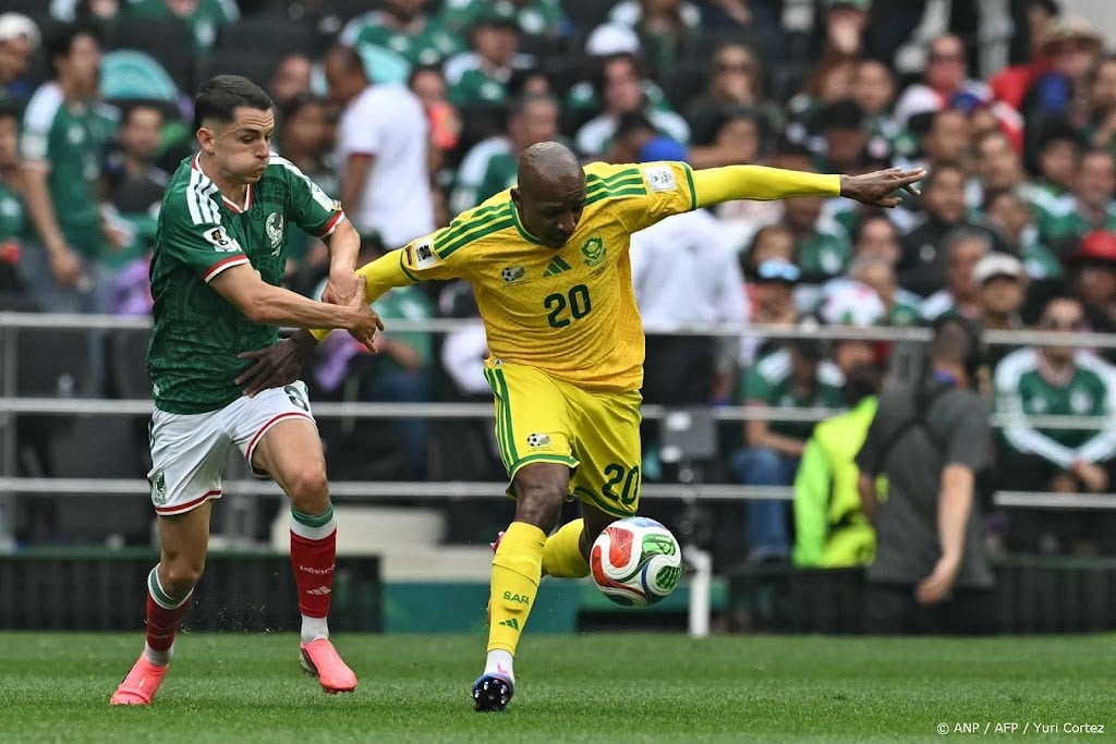 Mexico zet met winst op Zuid-Afrika grote stap naar laatste 32