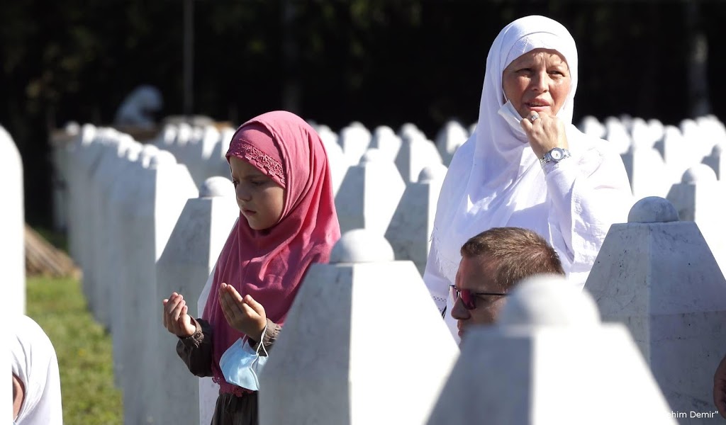 Bosnische moslims herdenken massamoord Srebrenica