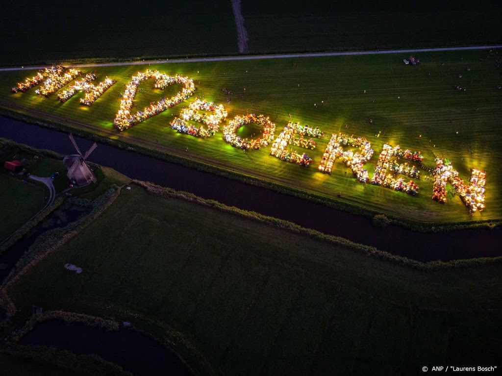 Boeren vormen met trekkers de woorden 'NH houdt van boeren'