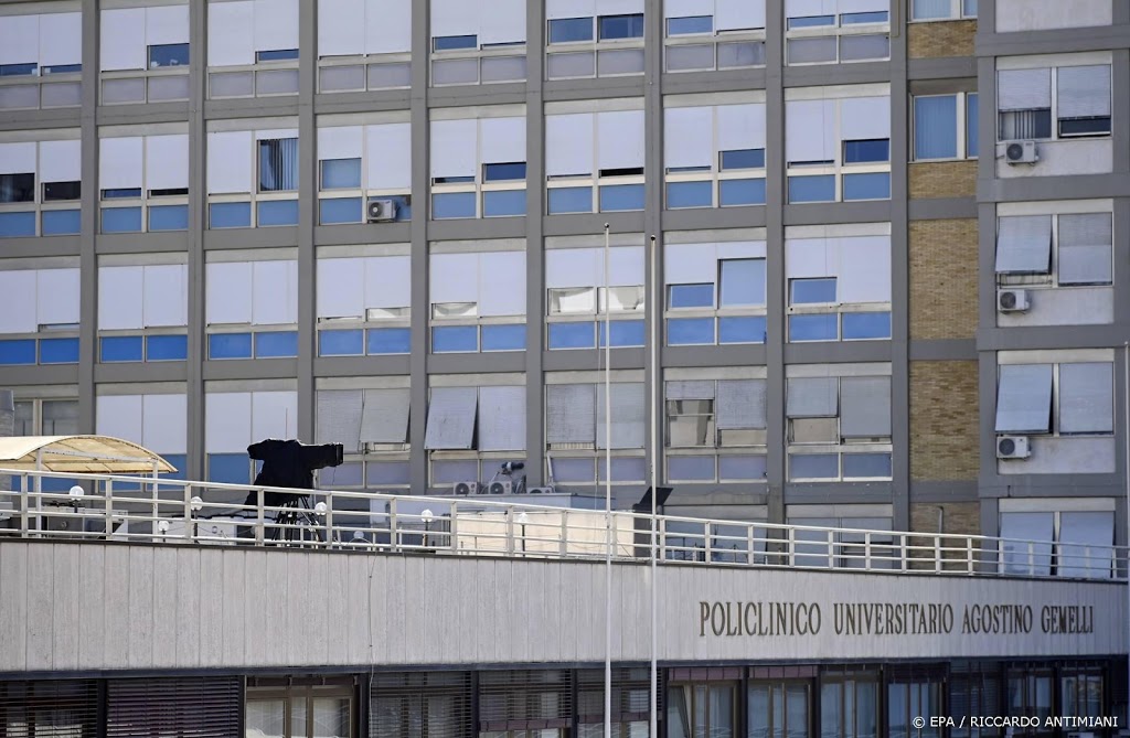 Paus verzorgt zondagmis vanuit het ziekenhuis