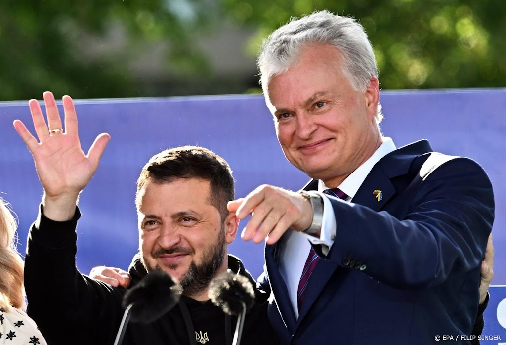 Zelensky hijst vlag uit Bachmoet in centrum van Vilnius