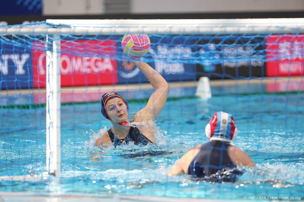 Waterpolosters beginnen WK met ruime zege op Argentinië