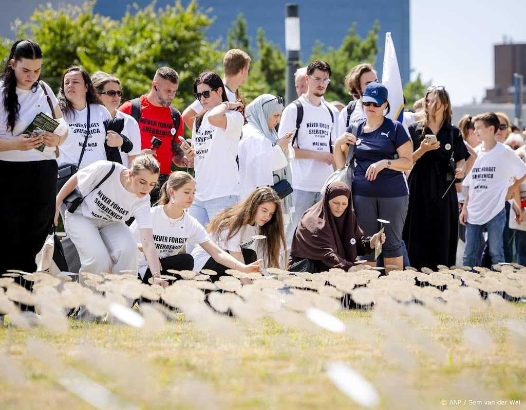 Honderden mensen herdenken in Den Haag massamoord Srebrenica