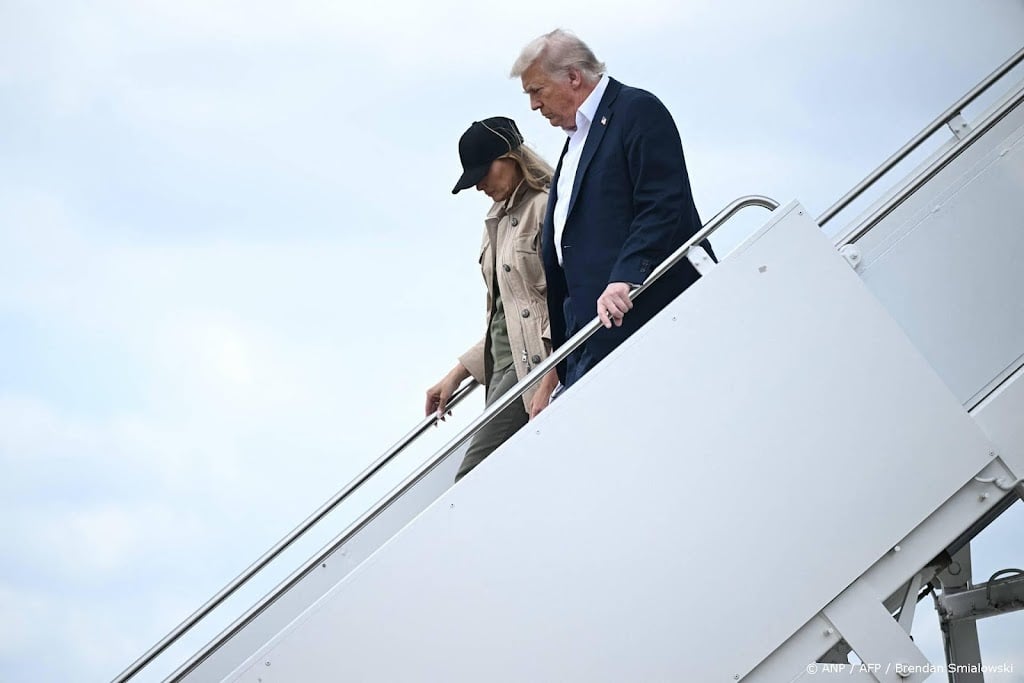 Trump op bezoek in overstromingsgebied Texas