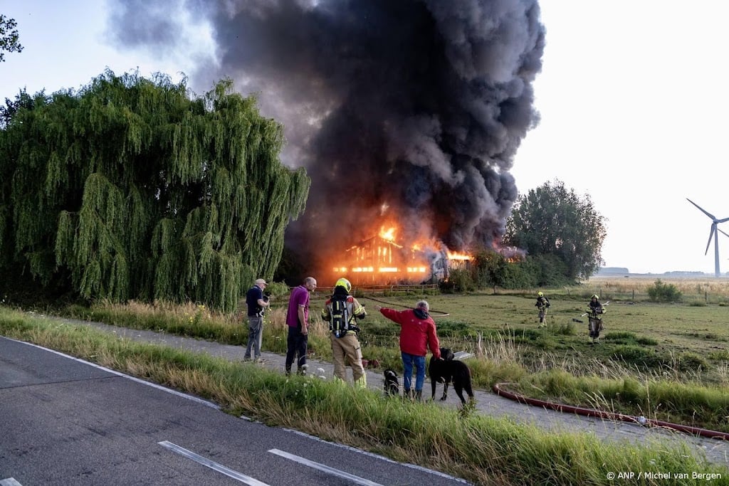 Zeer grote brand langs A4 bij Weteringbrug
