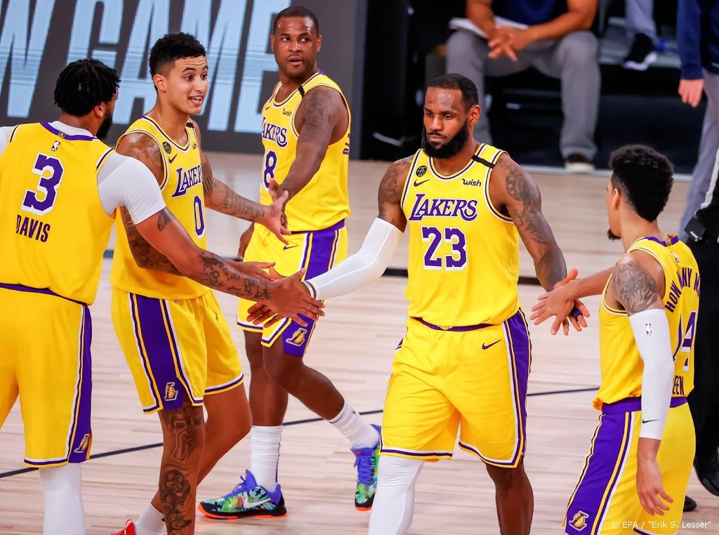 Basketballers Lakers winnen na driepunter in laatste seconde