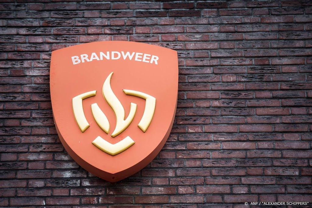 Brandweer bestrijdt grote brand in buitengebied Heinenoord