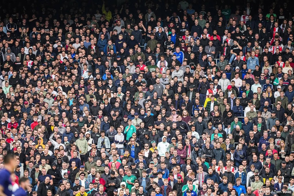 Feyenoord geeft 15 fans stadionverbod na bedreigen bestuursleden