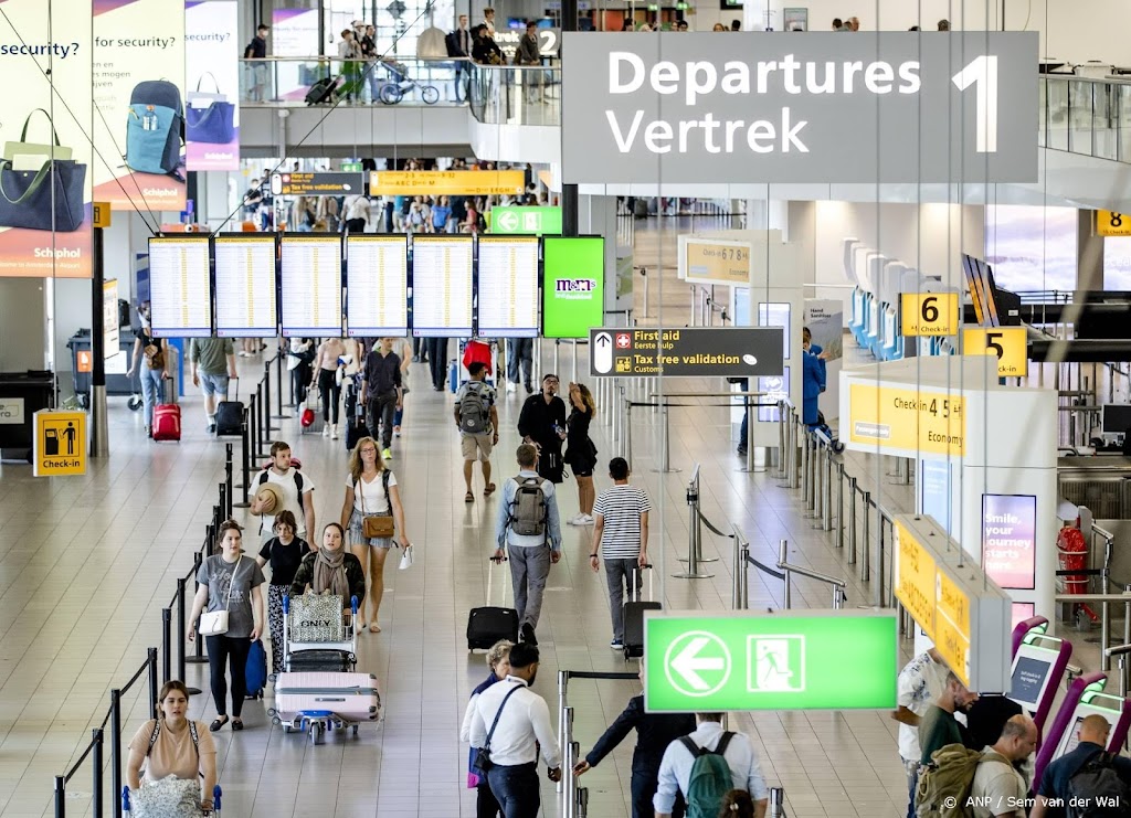 Schiphol houdt rekening met hitte, rijen vooralsnog binnen