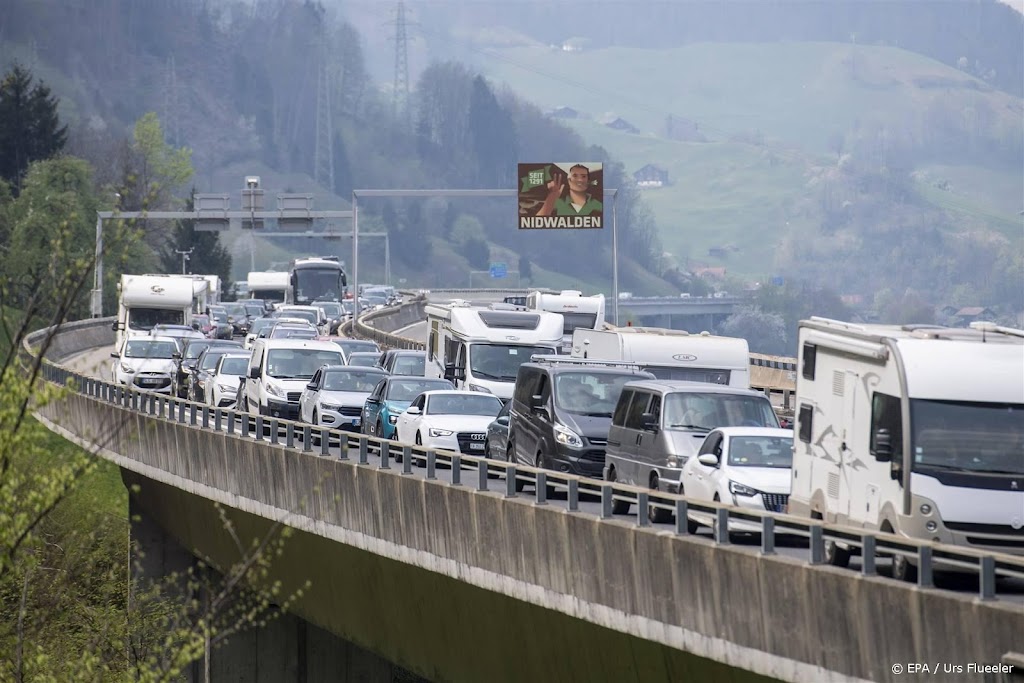 Vrachttrein ontspoord in Gotthardtunnel, transport ligt stil