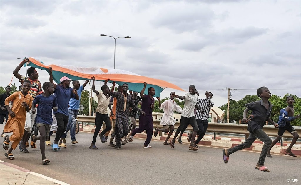 Duizenden sympathisanten coup betogen bij Franse basis in Niger