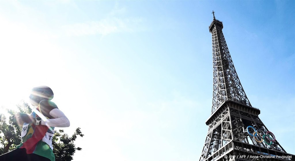Eiffeltoren ontruimd om klimmer aan buitenkant