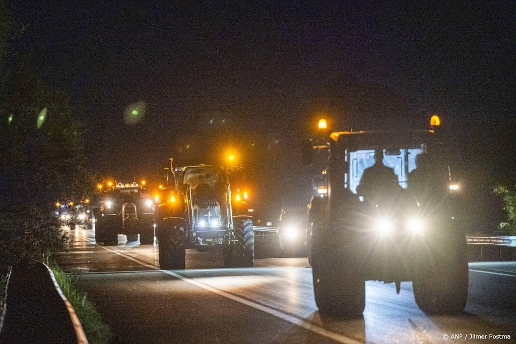 Politie bekeurt Friese boeren voor trekkers op de snelweg