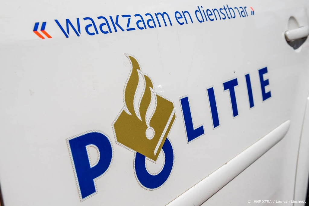 Man rijdt in op politie in centrum Amsterdam