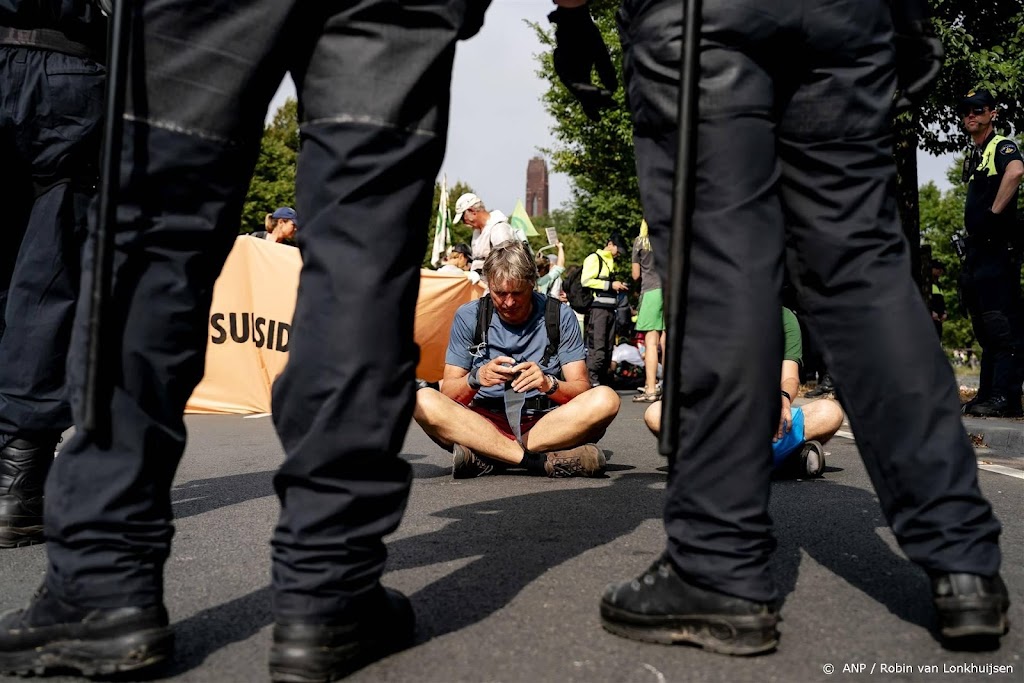 Politie zet waterkanon in en haalt klimaatactivisten van A12
