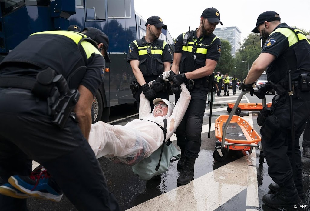 Ruim tweehonderd klimaatactivisten aangehouden bij blokkade A12