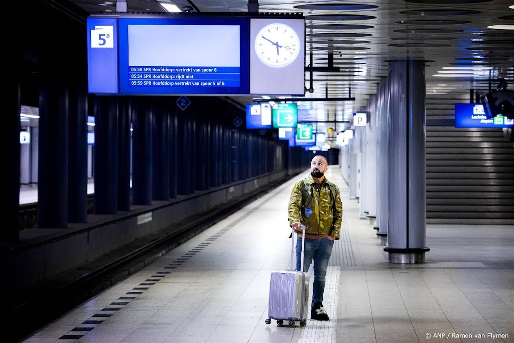 Rustig op Schiphol, wel wat mensen op perron voor trein Amsterdam