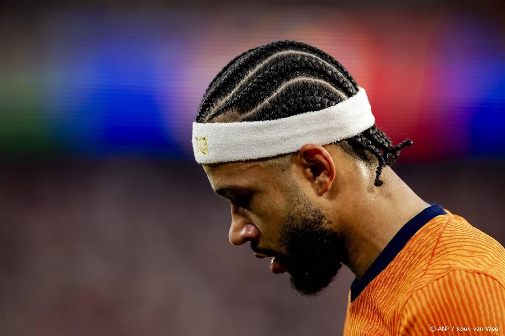 Tientallen fans wachten Depay op voor aankomst in São Paulo