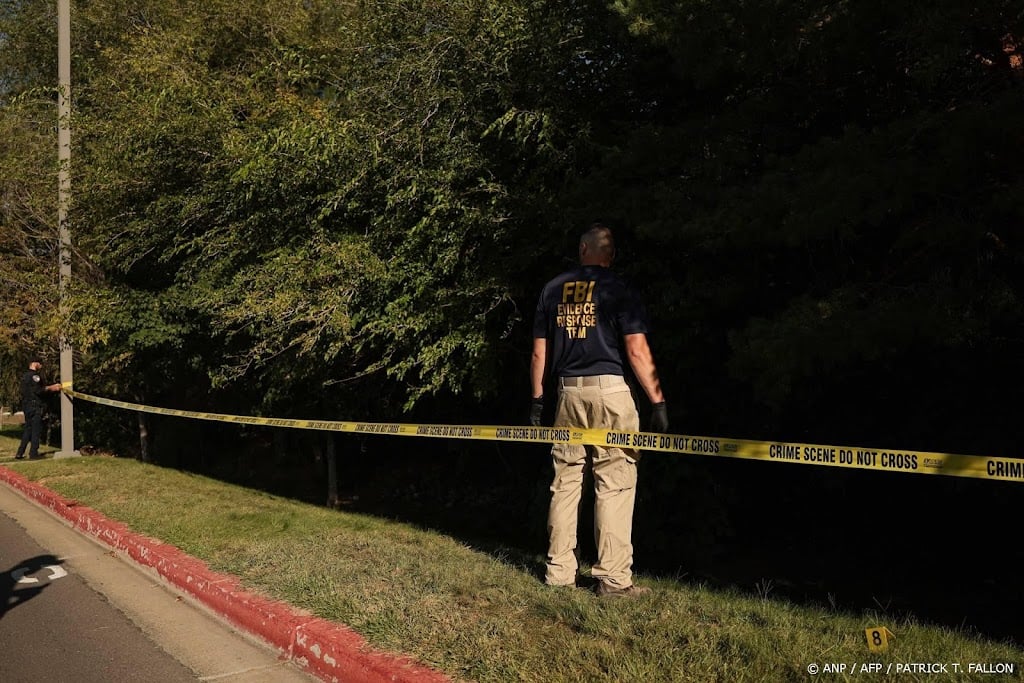 FBI deelt foto's in zoektocht naar schutter Kirk
