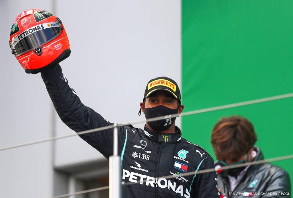 Hamilton krijgt helm Schumacher na evenaring record