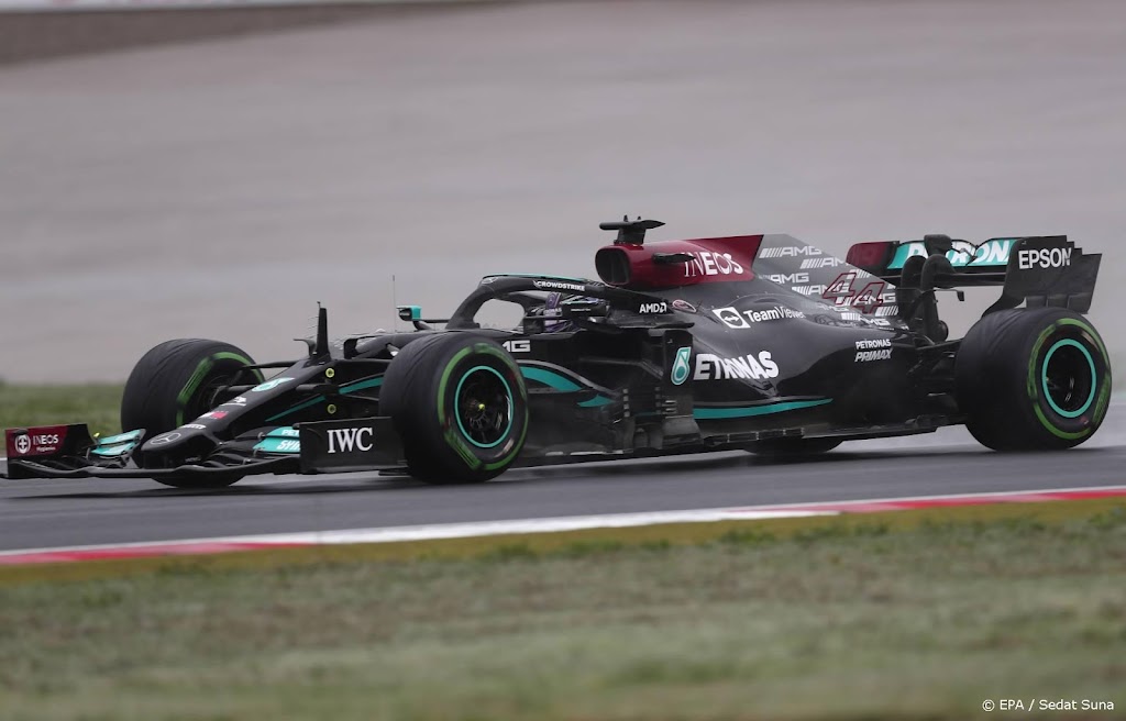 Hamilton heeft spijt van kritiek op Mercedes over pitsstop