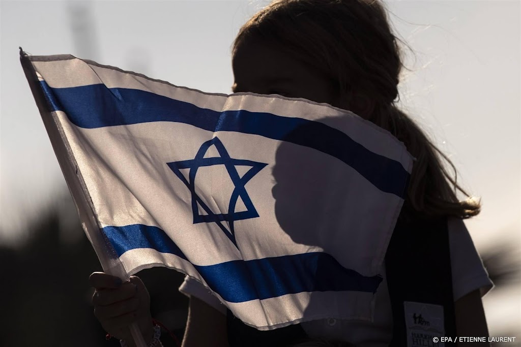 Israëlische vlaggen Urk van huizen gehaald en in brand gestoken