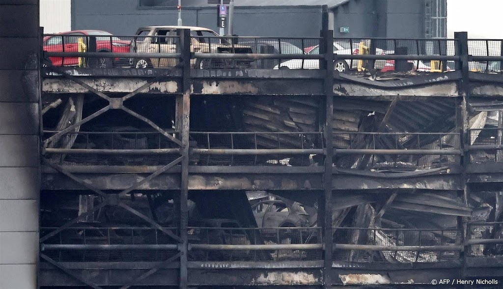 Brand parkeergarage Luton Airport geblust en onder controle